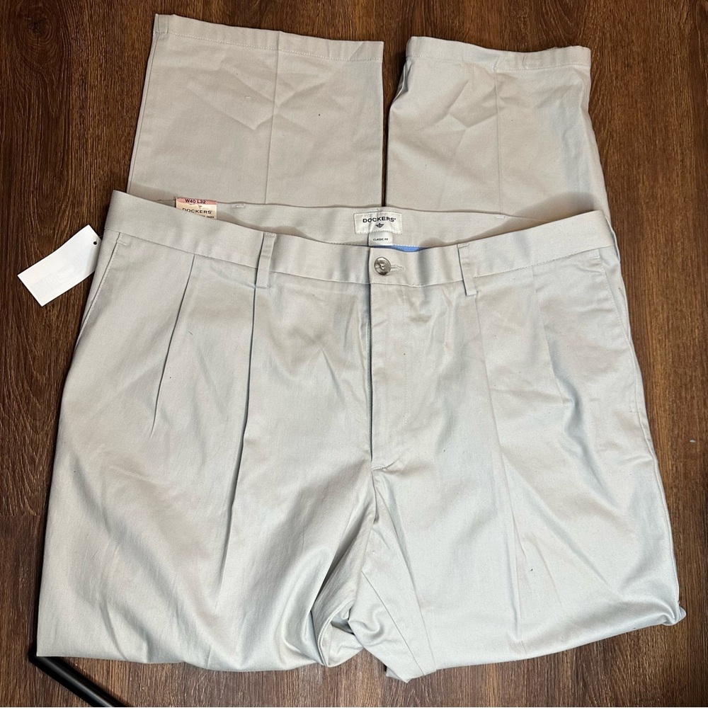 NWT Dockers Men’s Signature Khakis, Pleated, Classic Fit Pants Size 40x32
